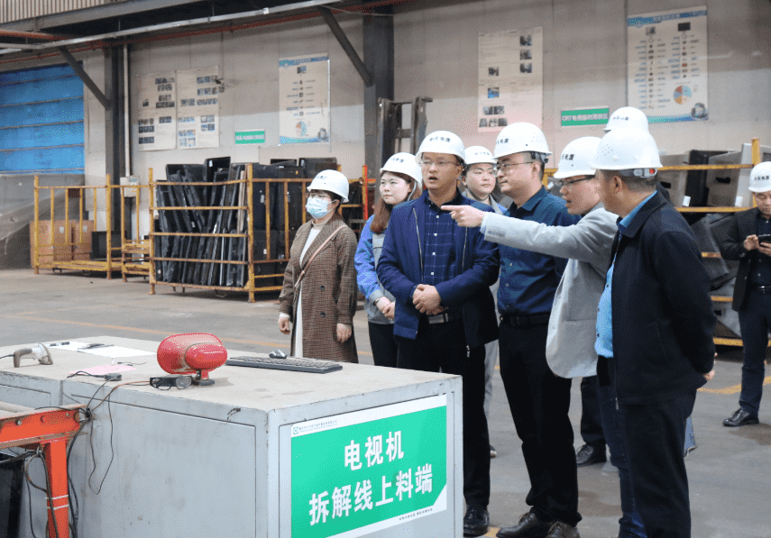 重慶市發(fā)展和改革委員會經(jīng)貿(mào)處副處長張旭東一行蒞臨中天電廢調(diào)研指導